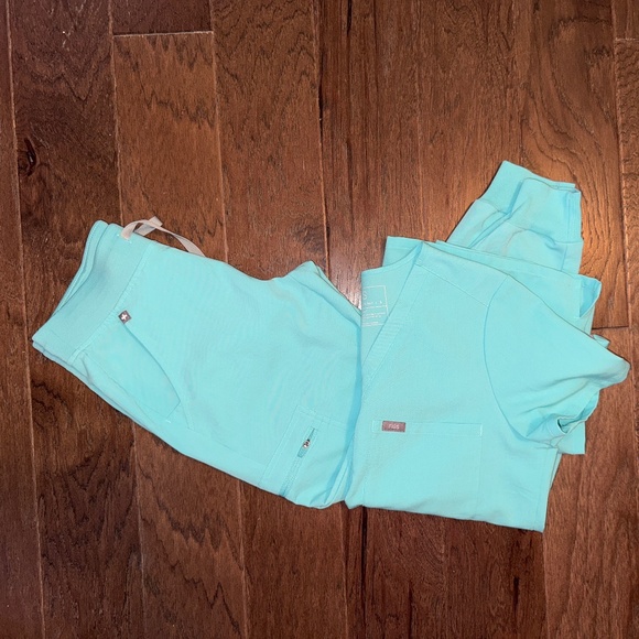 Figs  fresh aqua Catarina small top and zamora xs/petite bottoms - Picture 1 of 1